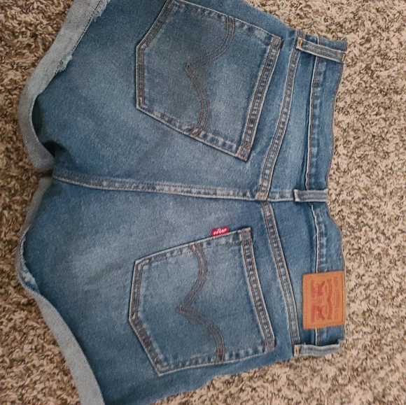 Levi shorts - Picture 3 of 3